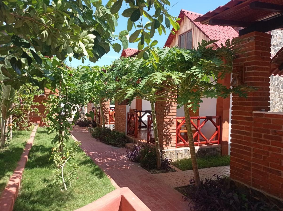 Bungalows Y Cabanas, Las Barracas De La Barra Malucano Bagian luar foto