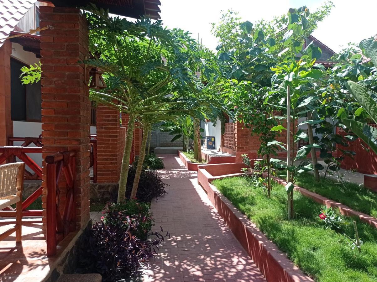 Bungalows Y Cabanas, Las Barracas De La Barra Malucano Bagian luar foto