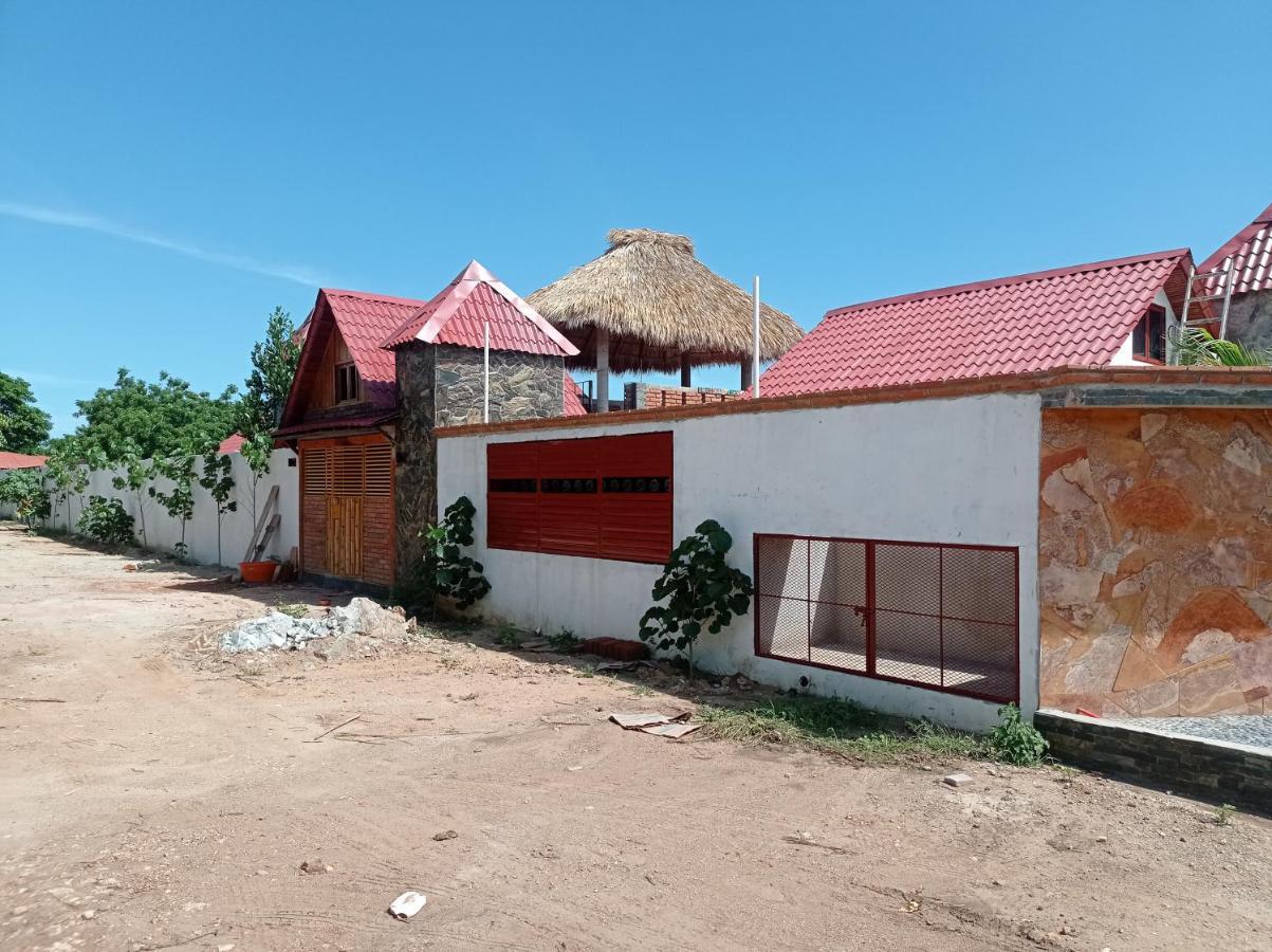 Bungalows Y Cabanas, Las Barracas De La Barra Malucano Bagian luar foto