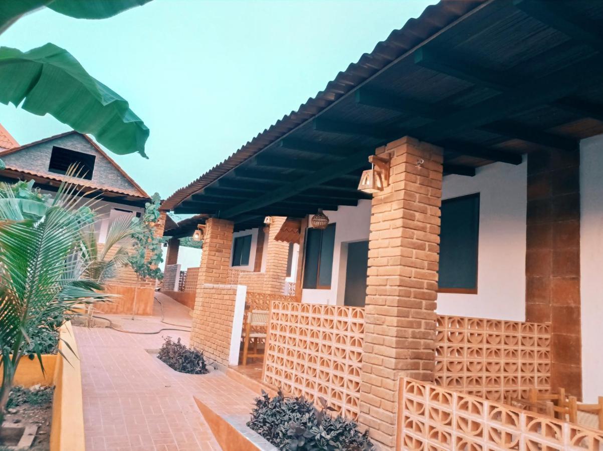 Bungalows Y Cabanas, Las Barracas De La Barra Malucano Bagian luar foto